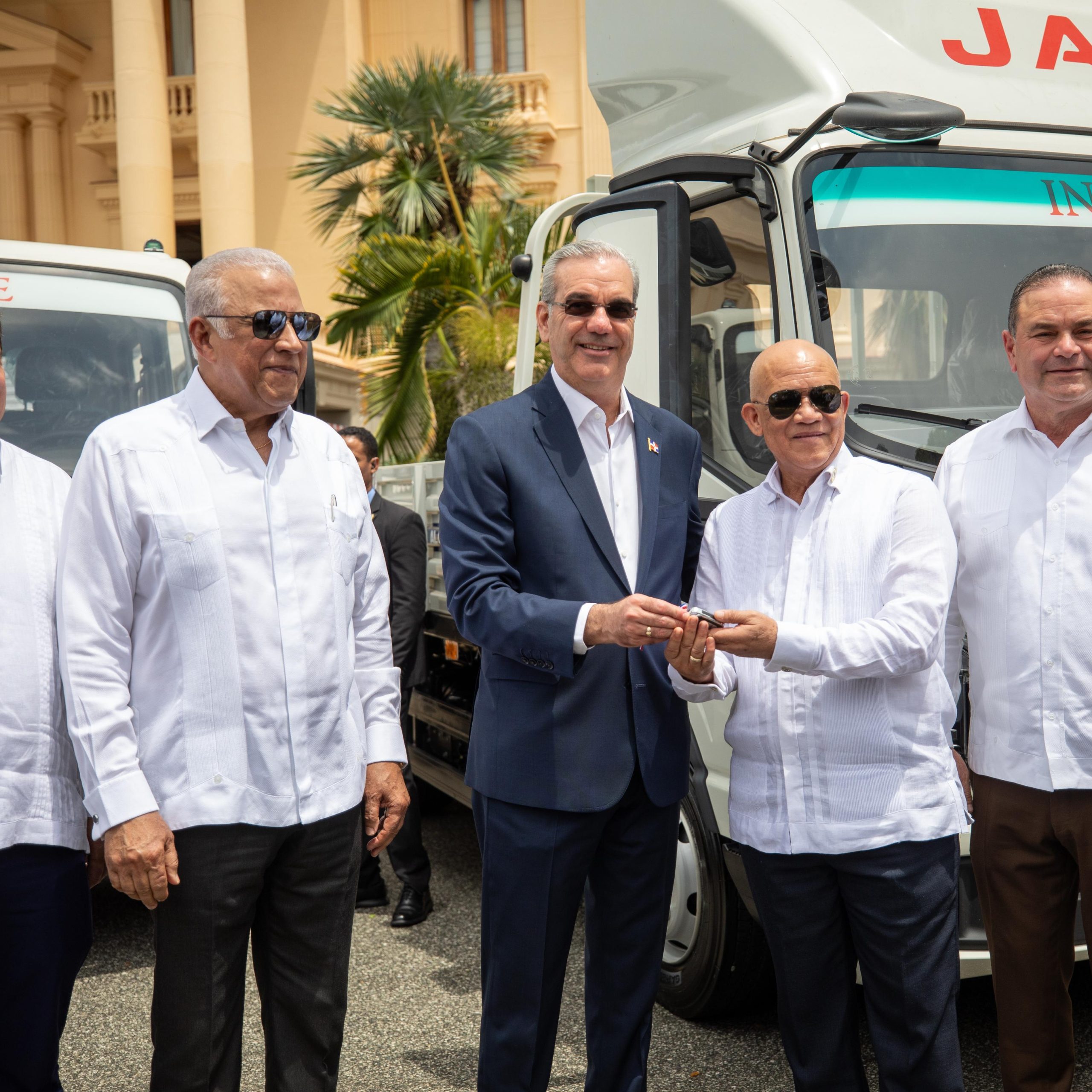 Abinader entrega 25 vehículos al Inespre para distribución de alimentos
