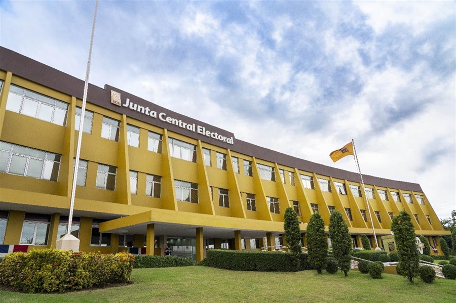 JCE inicia entrega de nueva cédula en 90 municipios del país