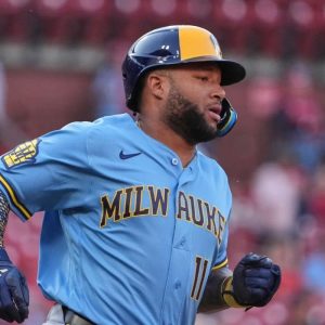 Jackson Chourio logra cuatro hits en su debut 2026 con Cerveceros
