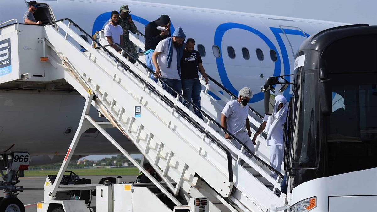 Oposición exige transparencia sobre acuerdo de deportados con EE UU