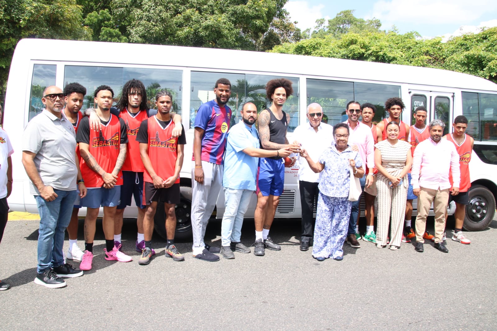 Gobierno entrega autobús al Club San Sebastián de Moca para torneo U22