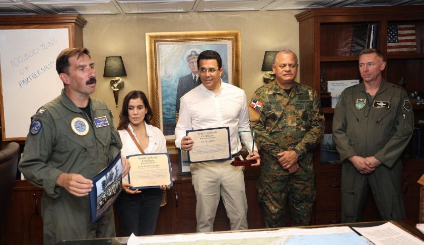 David Collado y militares visitan portaaviones USS Nimitz en RD