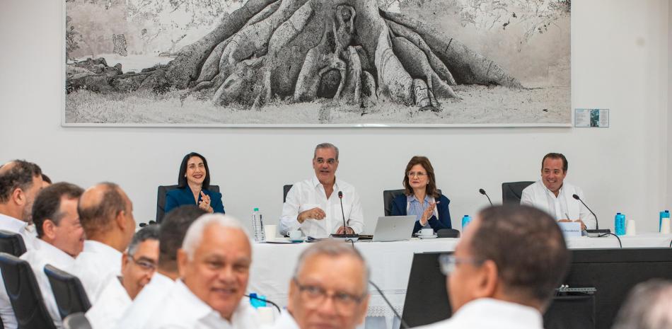 Gobierno supervisa obras clave y entrega infraestructura en Santiago